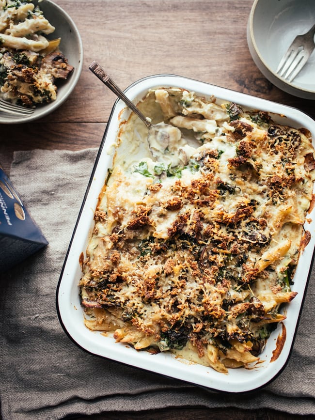 Creamy Cauliflower, Mushroom & Kale Pasta Bake {vegan option} - Izy ...