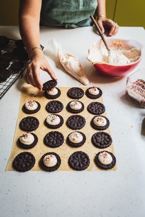 Food Blogger Izy Hossack makes DIY Birthday Cake Oreos