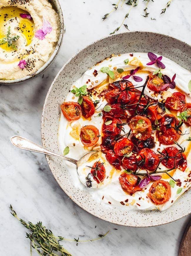 El blogger de alimentos Izy Hossack hace los tomates carbonizados calientes de Ottolenghi con yogur frío's Hot charred tomatoes with cold yoghurt