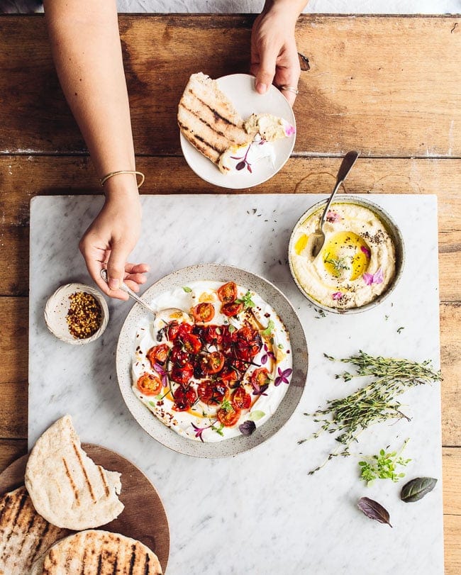 Food-Blogger Izy Hossack macht Ottolenghis heiße verkohlte Tomaten mit kaltem Joghurt's Hot charred tomatoes with cold yoghurt